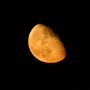 Der Mond ende Oktober über Muggensturm, aufgenommen mit einer Canon 10D DSLR und einem Canon EF 75-300mm III USM Teleobjektiv. Hier 300mm und 1/4 Sekunde Belichtungszeit.